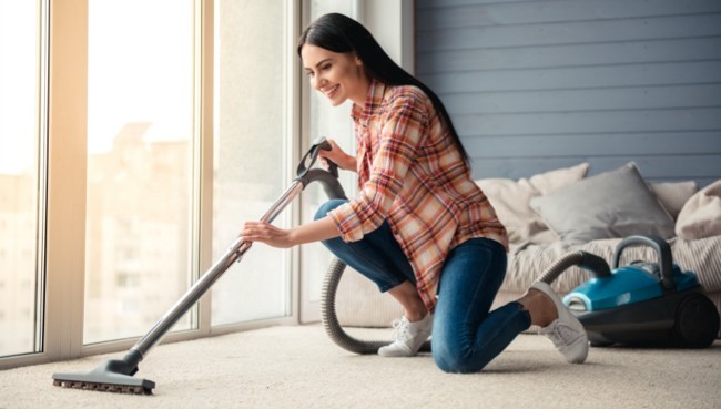Lady cleaning carpet floor | Gainesville CarpetsPlus COLORTILE